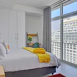 Leila - City Centre Apartment, Stunning Mountain & City Views